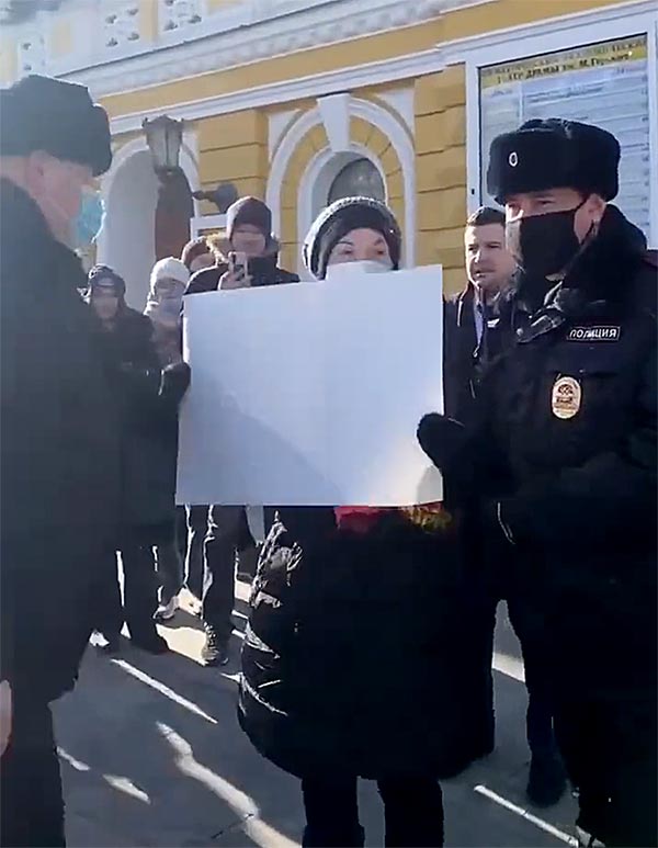  Police in Nizhny Novgorod arrested a demonstrator today for protesting with a blank sign. Welcome to Russia in 2022.